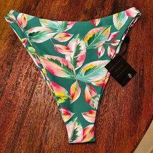 Skatie Kelly bottoms in Tortuga print Size L- NWT